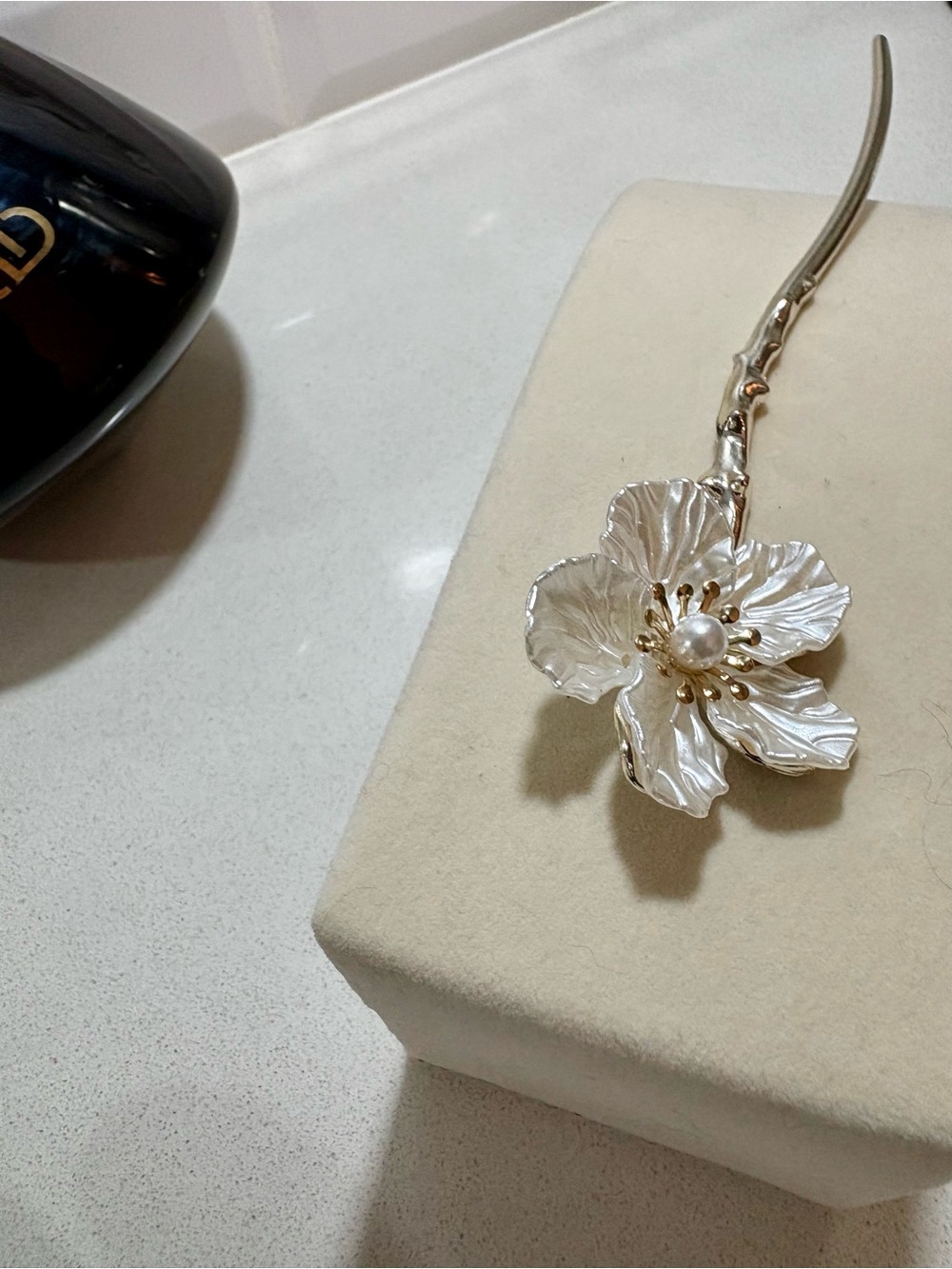 Elegant White Flower Hair Pin with Pearl Center